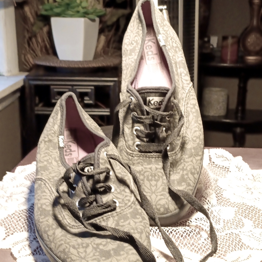 KEDS WOMENS SIZE 8 TENNIS SHOES.  THESE SHOES ARE MED DARK AND LIGHT GRAY